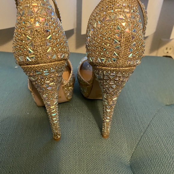 Stiletto Gold heels worn once. Woman’s 6.5 - Picture 5 of 6
